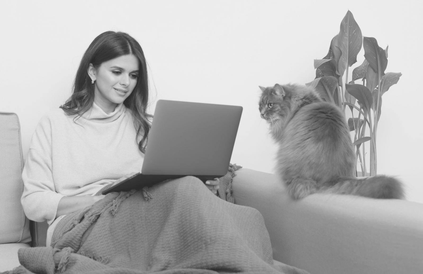 Session de formation en entreprise avec des professionnels analysant des documents financiers